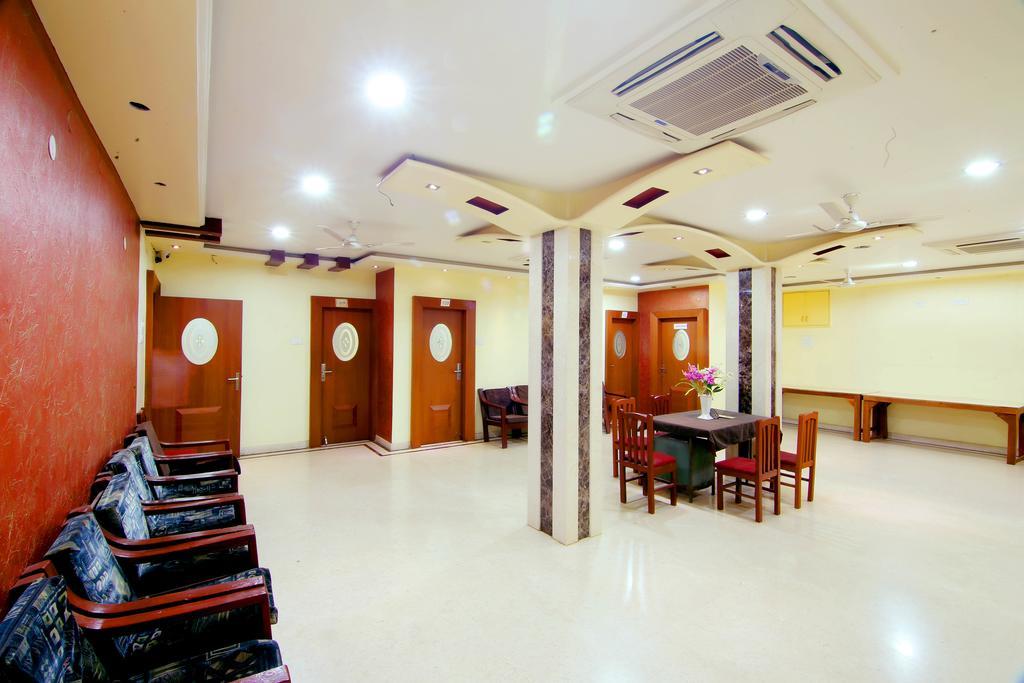 Hotel Kusum ビラーイー エクステリア 写真